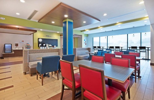 Uniontown Hotel | Holiday Inn Express & Suites Uniontown by IHG