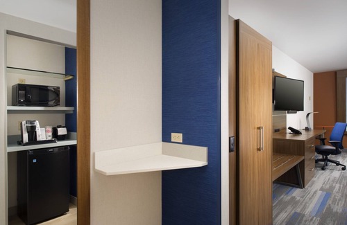 Altoona Hotel | Holiday Inn Express & Suites Altoona by IHG