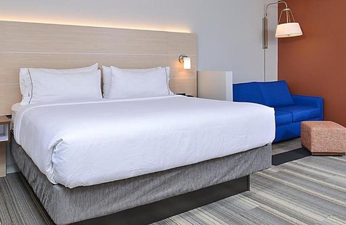 Brighton Hotel | Holiday Inn Express & Suites - Brighton by IHG