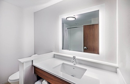 Chanute Hotel | Holiday Inn Express & Suites Chanute by IHG