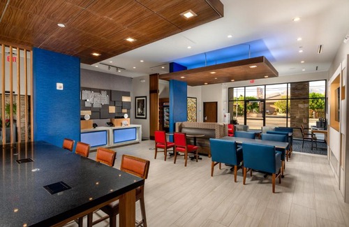 Chatsworth Hotel | Holiday Inn Express & Suites Chatsworth by IHG