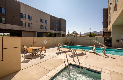 Chatsworth Hotel | Holiday Inn Express & Suites Chatsworth by IHG