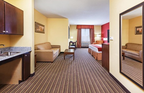 Cleveland Hotel | Holiday Inn Express & Suites Cleveland by IHG
