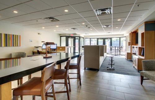 Aurora Hotel | Holiday Inn Express & Suites Aurora - Naperville by IHG