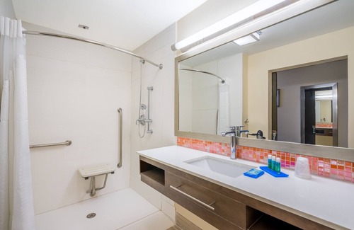 Downtown Nassau Hotel | Holiday Inn Express & Suites Nassau by IHG