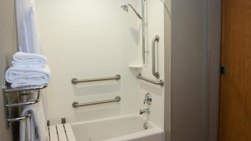 Cheney Hotel | Holiday Inn Express & Suites Cheney by IHG