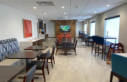 Elyria Hotel | Holiday Inn Express & Suites Elyria by IHG