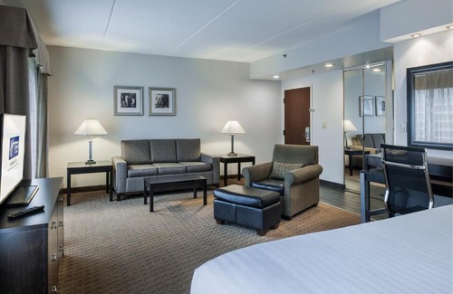 Laurel Hotel | Holiday Inn Express & Suites Laurel Lakes by IHG