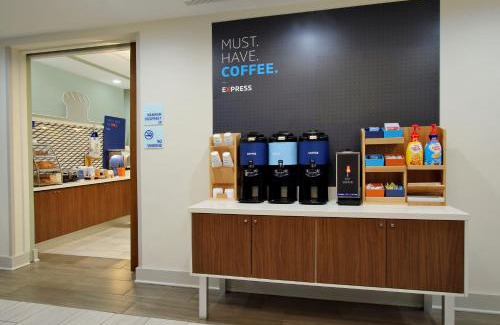 Whippleville Hotel | Holiday Inn Express & Suites Malone by IHG