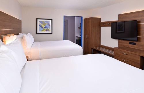 Omaha Hotel | Holiday Inn Express & Suites Omaha - 120th and Maple by IHG