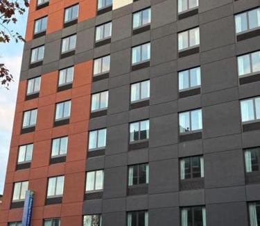 West Bronx Hotel | Holiday Inn Express & Suites Bronx - Zoo Area by IHG