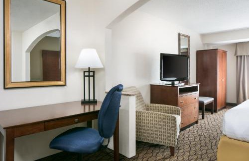 Clinton Hotel | Holiday Inn Express & Suites Clinton by IHG