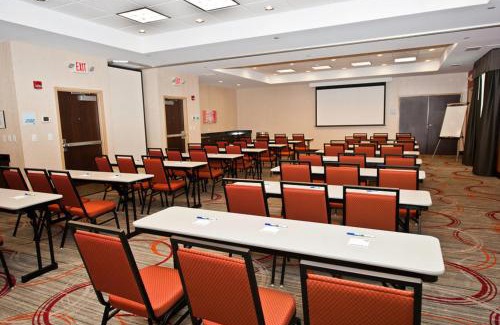 Easton Hotel | Holiday Inn Express & Suites Columbus - Easton Area by IHG