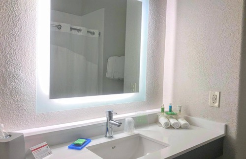Hearne Hotel | Holiday Inn Express & Suites Hearne by IHG