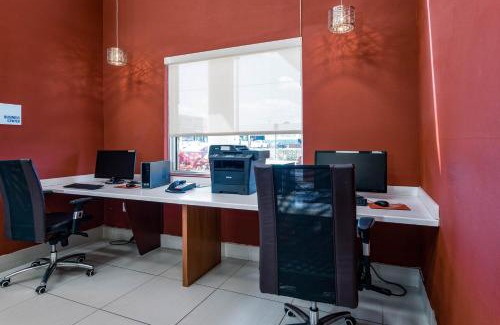 Lantana Hotel | Holiday Inn Express & Suites Lantana by IHG