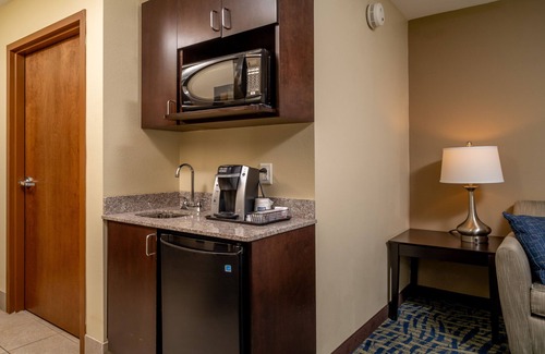 Lebanon Hotel | Holiday Inn Express & Suites Lebanon by IHG