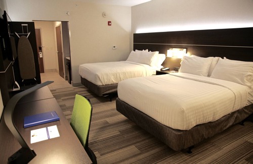 Oswego Hotel | Holiday Inn Express & Suites Oswego by IHG