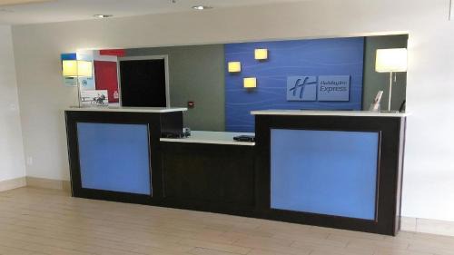 New Castle Hotel | Holiday Inn Express Trussville by IHG