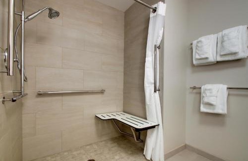 Elizabethtown Hotel | Holiday Inn Express & Suites - Elizabethtown North by IHG