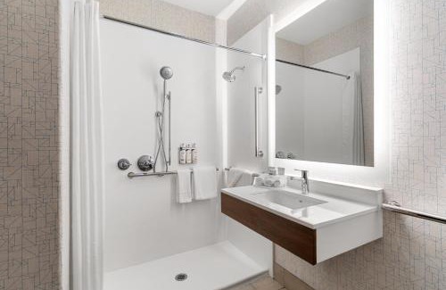 Pleasant Valley Hotel | Holiday Inn Express Vancouver North by IHG