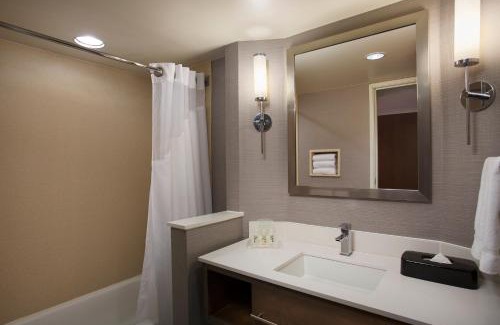East Paris Hotel | Holiday Inn Grand Rapids-Airport by IHG