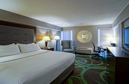 Manhattan Hotel | Holiday Inn Manhattan at the Campus by IHG