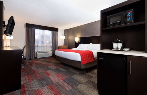 Glendale Hotel | Holiday Inn Milwaukee Riverfront by IHG
