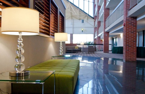 Oakville Hotel | Holiday Inn Oakville Centre by IHG