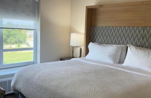 Fayetteville Hotel | Holiday Inn & Suites - Fayetteville W-Fort Bragg Area by IHG