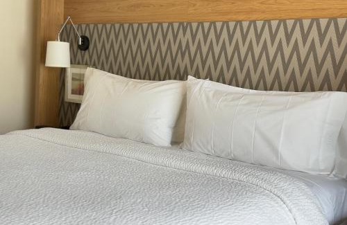 Fayetteville Hotel | Holiday Inn & Suites - Fayetteville W-Fort Bragg Area by IHG