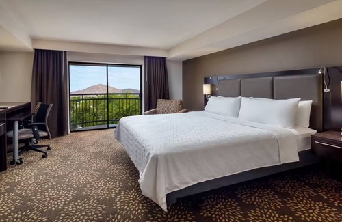 Camelback East Hotel | Holiday Inn & Suites Phoenix Airport North, Standard King - Free Airport Shuttle