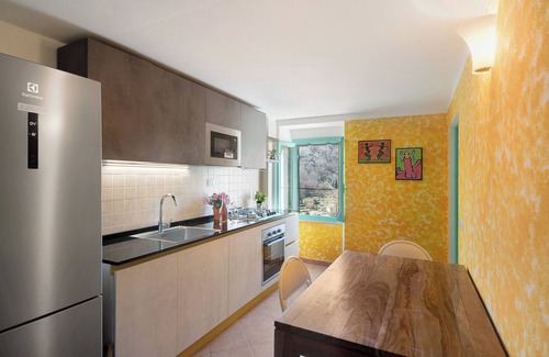San Colombano Certenoli Apartment | Holiday Apartment 'La Fermenteria' with Mountain View, Shared Garden & Wi-Fi