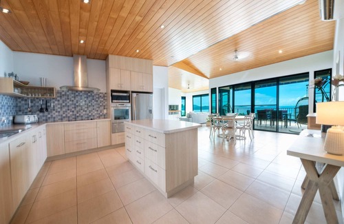 Airlie Beach House | Holiday on The Horizon, Airlie Beach Holiday Home with Jacuzzi