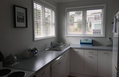 Waikanae House | !Holiday special. 7 for 6! Classic 50s seaside bach with tennis court