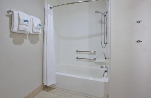 Parkersburg Hotel | Holiday Inn Express & Suites - Parkersburg East by IHG