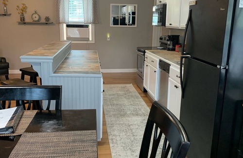 Vicksburg Apartment | Holley Rentals 2br+ bonus Room 1300 sq ft apt. Sleeps 8