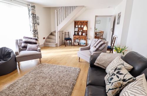 Ottringham Cottage | HOLLY BARN, family friendly, with a garden in Ottringham