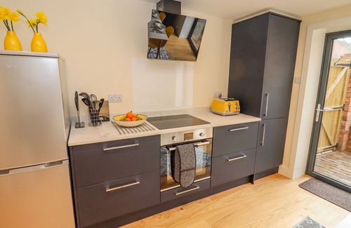 Clifford Chambers Cottage | HOLLY COTTAGE, family friendly, with a garden in Stratford-Upon-Avon