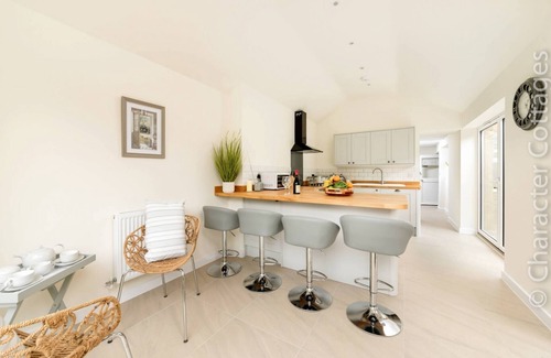 Sibford Gower Cottage | HOLLY COTTAGE (MIDDLE TYSOE), pet friendly, with open fire in Tysoe