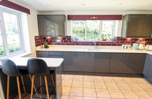 Holton Le Clay House | HOLLY COTTAGE, pet friendly, with hot tub in Wragby