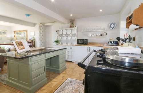 Henryd Cottage | HOLLY COTTAGE, romantic, with a garden in Conwy