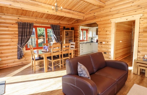 Castle Bytham Cottage | HOLLY LODGE, family friendly, with pool in Greetham, Rutland