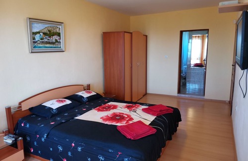 Balchik House | HOLLY - Quiet guest house with seaview and a pool