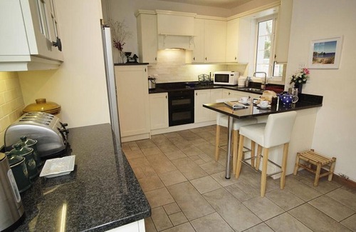 Crynant House | Holly Tree Lodge - Four Bedroom House, Sleeps 9