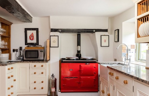 Witney House | Hollyhock House. Sleeps 10, Idyllic Cotswold Cottage, Arctic Cabin, playground.