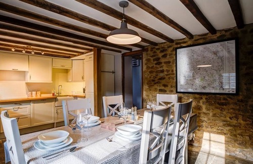 Hook Norton Cottage | HOLLYTREE COTTAGE, pet friendly, with a garden in Hook Norton