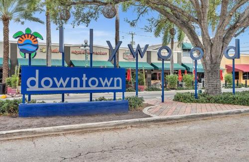 Royal Poinciana House | Hollywood 1br Retreat - Close To Beach & Casino