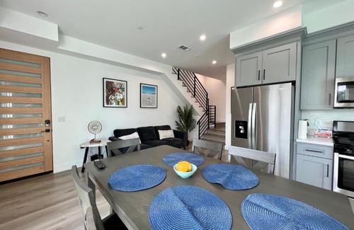 Wilshire Villa | Hollywood Art Gallery House - Iconic LA Views
