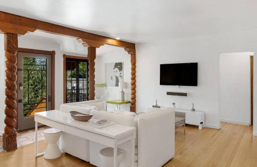 Studio City House | Hollywood Hills Walk to Universal City Views