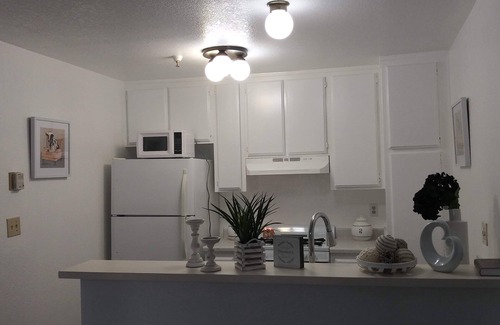 Hawthorne Apartment | "Hollywood" - Home away from home. Near LAX & Beaches